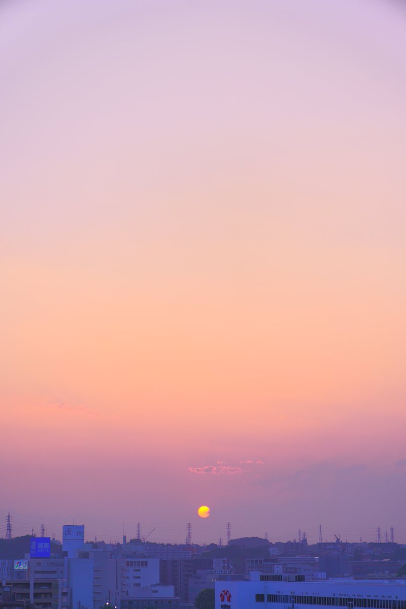 BIGHDD2's tweet photo. 👣下駄の日👣の

🌄日の入り🌄18:45（⛅️33℃!!）

風も無く
蒸し風呂のように
汗💦が噴き出す夕暮れ🤬♨️♨️♨️

もやっていて
富士や山は見えません

#イマソラ https://t.co/7c0YNm6gIW
