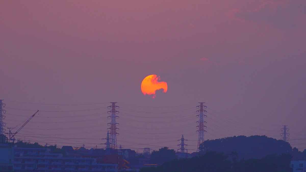 BIGHDD2's tweet photo. 👣下駄の日👣の

🌄日の入り🌄18:45（⛅️33℃!!）

風も無く
蒸し風呂のように
汗💦が噴き出す夕暮れ🤬♨️♨️♨️

もやっていて
富士や山は見えません

#イマソラ https://t.co/7c0YNm6gIW