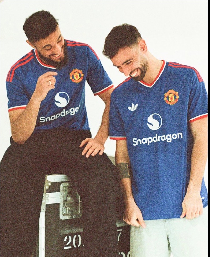 SimplyUtd's tweet photo. 📸 Noussair Mazraoui &amp; Bruno Fernandes 💙 https://t.co/3S8LOjue2m