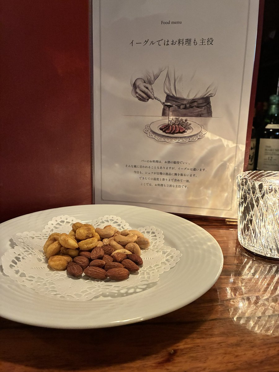 sl_eagle7700's tweet photo. 本日7月22日はナッツの日🥜
サントリーラウンジイーグルではミックスナッツとして　カシューナッツ、アーモンド、ジャイアントコーンを提供しております。
小腹が空いた時のおつまみに是非！
#BAR #ナッツの日　#サントリーラウンジ https://t.co/Tn7AKFwyDx