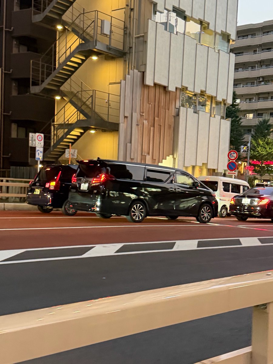 20aVg's tweet photo. 暑すぎて目までおかしくなったのかと思ったけどやっぱなんかケツ長くね？
なにこれ https://t.co/W71HLFDfwZ