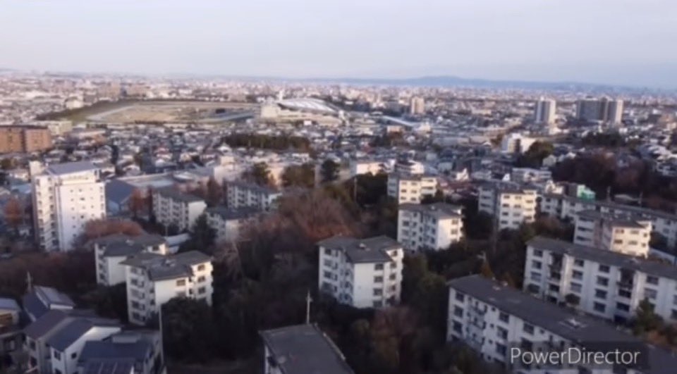 chiemi_danchi's tweet photo. 仁川団地を空撮した動画の切り抜き。ここは伊丹空港の空域規制があるため、飛行の高さ制限がありました。

スターハウス8棟が残る貴重な光景ですが、

この一帯では道路整備事業が進められており、2034年までにはこの風景も見納めとなる可能性があります。

動画版はツリーから。 https://t.co/lVPjq0HGIZ