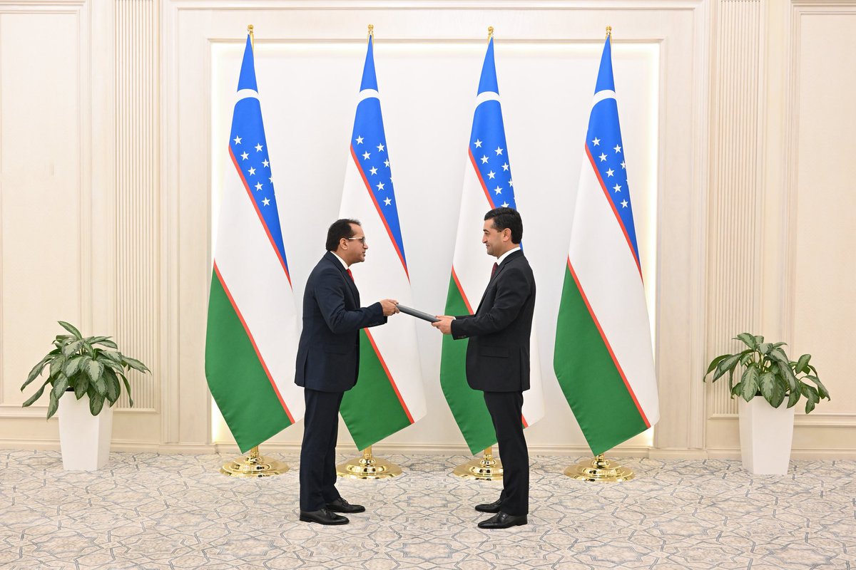 FM_Saidov's tweet photo. Received the copies of the credentials of H.E. Muhammad @AmbMudassir Tipu, the newly appointed Ambassador Extraordinary and Plenipotentiary of the Islamic Republic of Pakistan to the Republic of Uzbekistan.

During the meeting, we held detailed discussions on further strengthening the strategic partnership between Uzbekistan and Pakistan, as well as ensuring the consistent implementation of the agreements reached at the highest level.

Identified the expansion of trade, economic and investment cooperation, the activation of mechanisms under the Strategic Partnership Council, the increase of bilateral trade, and the development of interregional ties as key priorities.

Wished Mr. Ambassador every success in his diplomatic mission in Uzbekistan and reaffirmed our readiness to work closely and effectively together to further enrich our bilateral relations with new substance.

***

Pokiston Islom Respublikasining Oʻzbekistondagi Favqulodda va Muxtor Elchisi etib tayinlangan Muhammad Mudassir Tipu janoblaridan ishonch yorliqlari nusxalarini qabul qildik.

Uchrashuvda Oʻzbekiston va Pokiston oʻrtasidagi strategik sheriklik munosabatlarini yanada mustahkamlash hamda oliy darajada erishilgan kelishuvlarni izchil amalga oshirish masalalarini batafsil muhokama qildik.

Savdo-iqtisodiy va investitsiyaviy hamkorlikni kengaytirish, Strategik hamkorlik kengashi doirasidagi mexanizmlarni faollashtirish, oʻzaro savdo hajmini oshirish hamda hududlararo aloqalarni rivojlantirishni ustuvor vazifalar sifatida qayd etdik.

Elchi janoblariga mamlakatimizdagi diplomatik faoliyatida muvaffaqiyat tilab, oʻzaro munosabatlarni yangi mazmun bilan boyitish yoʻlida yaqin va samarali hamkorlik qilishga tayyor ekanimizni bildirdik.