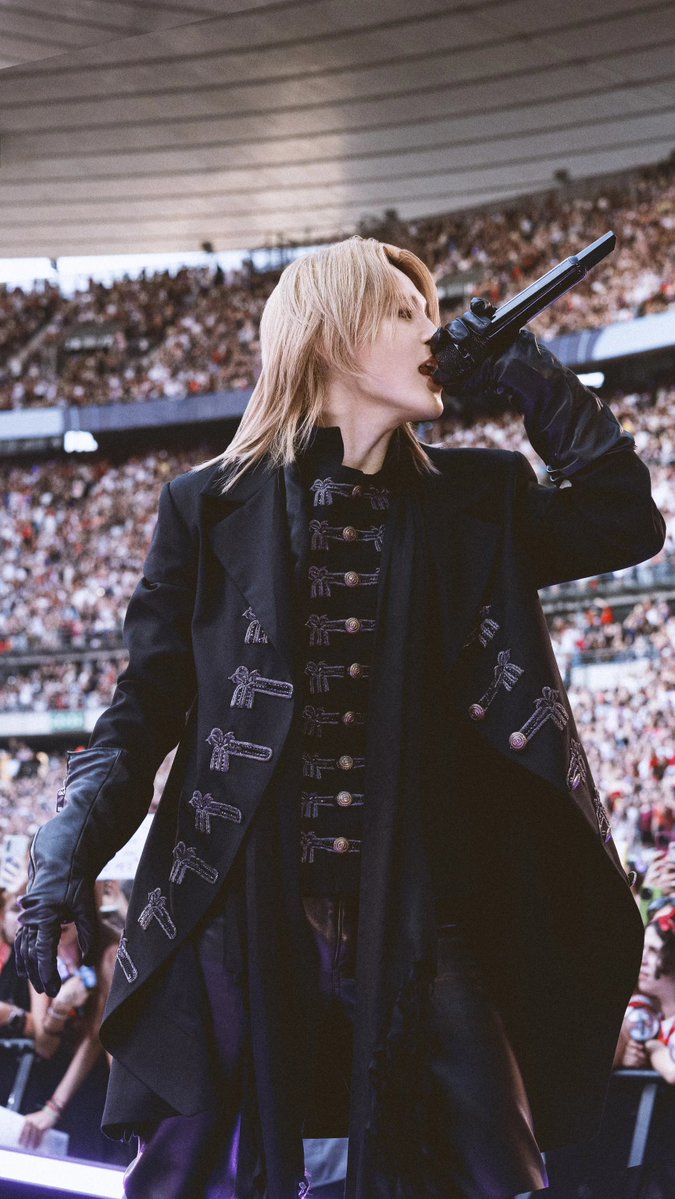 fashionsnap's tweet photo. BTSのパリ公演は"ファッションの祭典"でもあった。「GUCCI」「GIVENCHY」「Louis Vuitton」「Dior」「CELINE」「BALENCIAGA」──メンバー7人が着用したカスタムルックを一挙紹介。 https://t.co/7OfVdagR7N