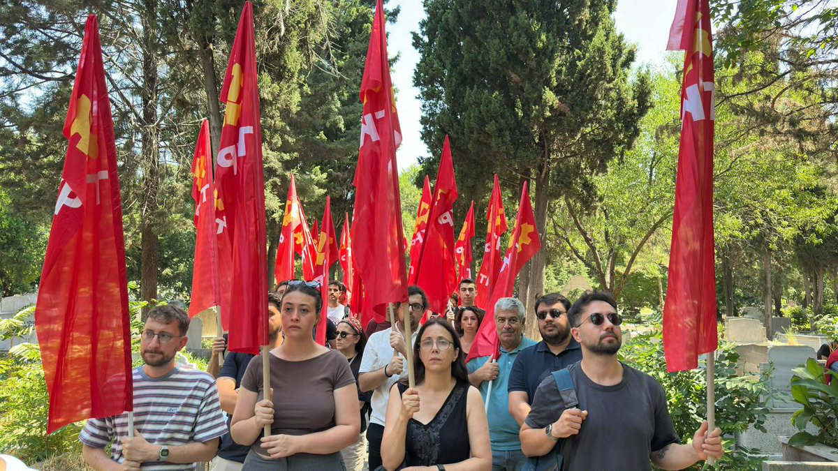 istanbul_tkp's tweet photo. Sermaye sınıfının ve emperyalistlerin silahlandırdığı faşist tetikçiler tarafından katledilen unutulmaz işçi önderi Kemal Türkler’i katledilişinin 46. yılında mezarı başında andık. 

Bu düzen değişecek. İşçi sınıfı, tetikçilerle de, sömürücülerle de, katillerle de hesaplaşacak.

#KemalTürklerAramızda