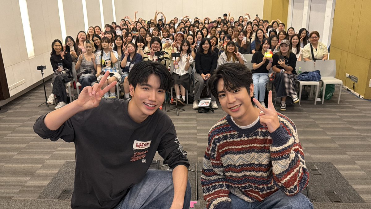 GmmtvShop's tweet photo. ขอบคุณทุกคนที่มาเจอกับซีและคีนใน IN SYNC THE OFFICIAL PHOTOBOOK OF SEAKEEN FAN SIGN นะครับ วันนี้สนุกมาก เดินทางกลับบ้านกันดี ๆ น้า

@sea_ta_lay @keenkeno_sp 

#SeaKeenFanSign
#INSYNCxSeaKeen
#SeaKeen
#GMMTV https://t.co/OlMGnFcqtn