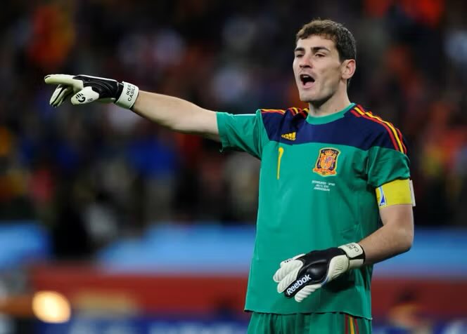 _BeFootball's tweet photo. En 2010, l’Espagne 🇪🇸 avait placé dans le TOP 30 du Ballon d’Or 🌕:

▫️Iniesta (2e)
▫️Xavi (3e)
▫️Casillas (7e)
▫️David Villa (8e)
▫️Xabi Alonso (10e)
▫️Puyol (11e)
▫️Fabregas (19e) https://t.co/X6F6hY4I7g
