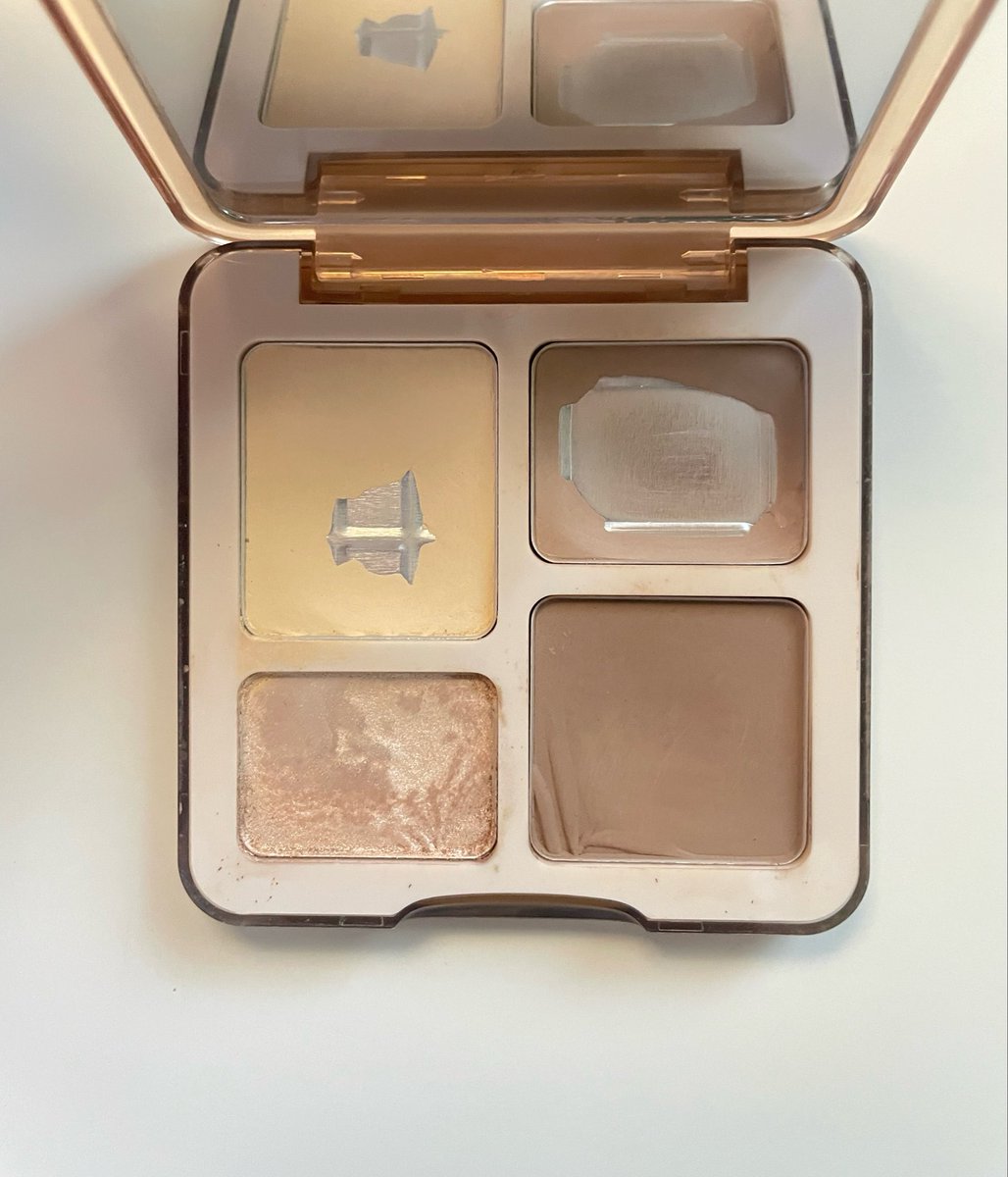 hasun03531's tweet photo. เราขอแนะนำ คอนทัวร์ JUDYDOLL HIGHLIGHT CONTOUR เราใช้สี 02 นะคะ ตัวนี้เป็นคอนทัวร์แบบฝุ่นน้า ใช้งานไม่ยากเลยค่ะ สี02เป็นคอนทัวร์ที่ทำออกมาแล้วโคตรจะเริ่ด ตลับเดียวแต่การใช้งานโคตรคุ้มเพราะสามารถคอนทัวร์ดั้ง กรอบหน้า ทำไฮไลท์บริเวณบนใบหน้า แถมเอาทำดอลลี่อายได้อีกด้วย แถมตัวนี้ยังกันน้ำ กันเหงื่อ และติดทนนานด้วยนะคะ ตัวนี้ใช้ได้นานมากๆเลยนะคะ คนหน้ามันใช้แล้วรอดแน่นอนค่ะ ตลับเดียวแต่ใช้งานได้เกือบทุกอย่างเลยค่ะ #ป้ายยา #shopeeaffiliate

📌พิกัด: 👉🏻 https://t.co/H056NOnihz 👈🏻