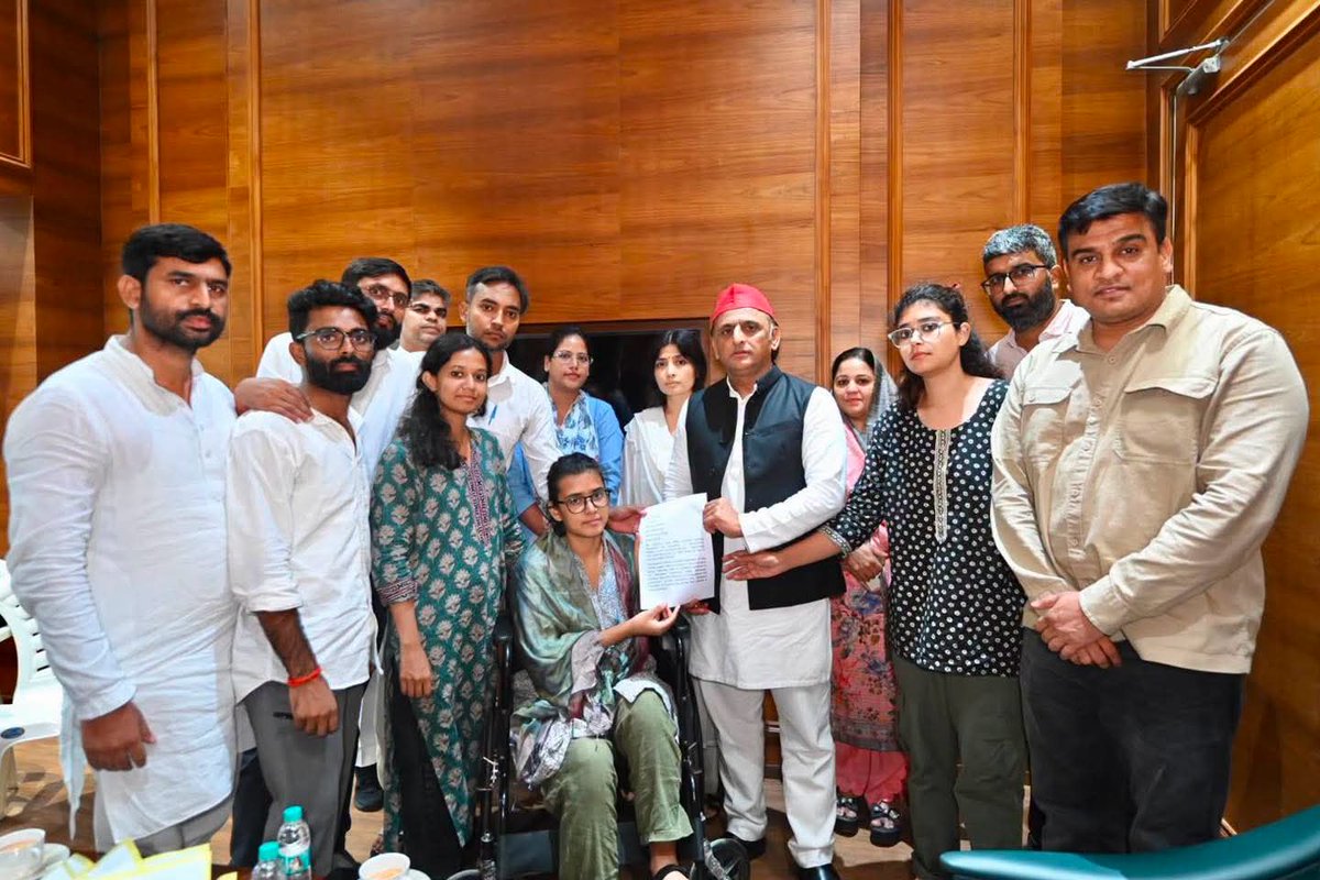 mediacellsp's tweet photo. समाजवादी पार्टी अध्यक्ष श्री अखिलेश यादव जी तथा सांसद श्रीमती डिंपल यादव जी एवं समाजवादी पार्टी के तमाम अन्य सांसदों ने मिलकर जंतर मंतर पर धरना-रत अनशन-रत छात्र-छात्राओं से मुलाकात की, उनका मांग पत्र लिया एवं संसद में उनकी मांगे उठाने का आश्वासन दिया https://t.co/EydMy8Zln9