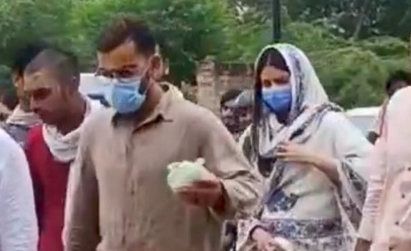 stfu_ansaaf's tweet photo. When India is burning,
Your GOAT Virat Kohli and his wife Anushka stay silent on everything that matters, yet had the audacity to visit a Swami who called a convicted Rapist Asaram Bapu his Ram!

Choose your heroes carefully.
#cjp #DelhiStudentProtest #delhi #india #politics https://t.co/EKcvZUoNU3