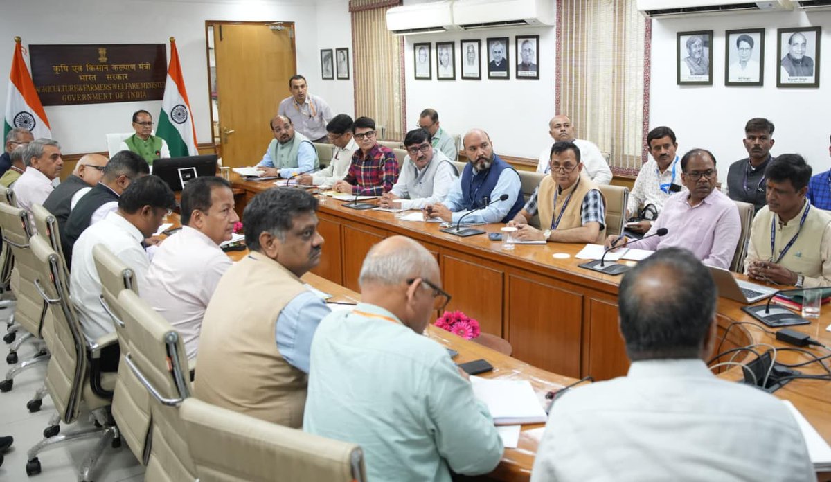 AgriGoI's tweet photo. माननीय केंद्रीय कृषि एवं किसान कल्याण मंत्री श्री शिवराज सिंह चौहान ने नई दिल्ली में तोतापुरी आम उत्पादक किसानों की समस्याओं और ICAR की विशेषज्ञ समिति की रिपोर्ट की समीक्षा की।

बैठक में किसानों के हित में कई महत्वपूर्ण विषयों पर विस्तृत चर्चा हुई। आम आधारित पेयों में वास्तविक आम गूदे की मात्रा बढ़ाने, समयबद्ध खरीद व्यवस्था, बागों के कायाकल्प, एफपीओ आधारित प्रोसेसिंग, मूल्य संवर्धन तथा निर्यात को बढ़ावा देने के लिए आगे की कार्ययोजना पर विचार किया गया।

किसानों को उनकी उपज का उचित मूल्य मिले, तोतापुरी आम की संपूर्ण वैल्यू चेन मजबूत हो और बागवानी क्षेत्र को नई गति मिले—इसी उद्देश्य से केंद्र एवं राज्य सरकारों, ICAR, APEDA तथा किसान उत्पादक संगठनों के समन्वित प्रयासों पर बल दिया गया।