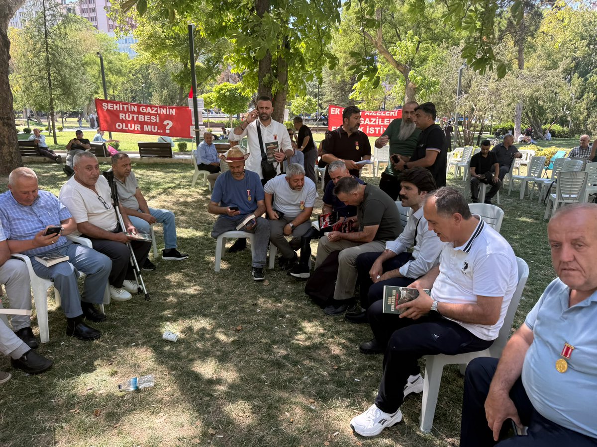 abdullahagar2's tweet photo. Onlar Bizim İçin Eksildiler…

Güven Park’ta seslerini duyurmaya çalışan er gazilerimizi ve ailelerini ziyaret ettim.

Kiminin bacağı, bacakları yok…

Kiminin kolu, kolları yok…

Kiminin gözü, gözleri yok…

Kiminin ise kolları, bacakları ve gözleri… Birkaçı, hatta hepsi birden yok.

Bir an kendinizi onların yerine koyun.

Verir miydiniz?

Onlar verdi.

Sizin için… Vatan için, devlet için, gelecek için, askerlik onuru ve milletin namusu için canlarını ortaya koyup bedenlerinden parçalar verdiler.

Ve giden o kollar, o bacaklar, o gözler bir daha hiç geri dönmedi; dönmeyecek de.

Hayatlarının baharında kaybettikleri uzuvlar, kalan ömürlerine de damgasını vurdu.

Devlet için çıktıkları görevden; kolsuz, bacaksız, gözsüz ya da ağır yaralı olarak döndüler.

Kaybettikleri uzuvlarla birlikte hayatın yükünü ve ekmek kavgasını omuzlamak zorunda kaldılar.

Şimdi ise haklarını arıyorlar.

Seslerini sağır kulaklara duyurmaya çalışıyorlar.

İstedikleri şeyler aslında çok açık ve çok basit:

* Rütbe ayrımı yapılmaksızın emsal statü verilmesi.
* Özlük haklarındaki farklılıkların giderilmesi ve sosyal haklarda eşitliğin sağlanması.
* Maaş, sosyal yardım ve istihdam haklarının güçlendirilmesi; insanca yaşayabilecekleri bir gelir düzeyine ulaşılması.
* Ortez ve protez hizmetlerine erişimin kolaylaştırılması, bürokrasinin azaltılması ve bu hizmetlerin yalnızca Ankara ile sınırlı kalmaması. İçlerinde, zaten kısıtlı olan maaşlarının yarısını, dörtte üçünü tedavi ve ilaç masraflarına harcadıklarını söyleyenler var.
* Haklarının, “Terörsüz Türkiye” süreciyle ilişkilendirilmesini de reddediyorlar. “Teröristler için yasa çıkarılmaya kalkılmışken bize de bir şey vermeye kalkmasınlar. Biz onurlu insanlarız. Gerekirse açlıktan ölmeye razıyız.” diyorlar.
* “Kimileri işlerine geldiğinde bizi hatırlıyor, fotoğraf çektiriyorlar; ama haklarımız söz konusu olduğunda yıllardır bizi oyalıyorlar.” diyorlar.

Bu insanlar, hayatlarının baharında yükümlü er olarak dağa çıktılar.

Vatan, millet, devlet ve askerlik onuru için canlarını ortaya koydular.

Bugün taşıdıkları eksiklikler, bu millet için ödedikleri bedelin nişanesidir.

Onlar bizim onurumuzdur.

Devletin onurudur.

Milletin onurudur.

Ve bize Hakk’ın emanetidir.

Gaziler, bu milletin yaşayan vicdanıdır.

Baş üstünde taşınması gereken değerlerdir.

Eğer bu insanlar haklarını aramak için günlerdir bir parkta geceleyip gündüzleri seslerini duyurmaya çalışıyorsa, ortada gerçekten bir sorun var demektir.

Üstelik bu sadece idari ya da mali bir sorun değil… kavramsal, vicdani ve vefa ile ilgili bir sorundur.

//

Bir de gazi oldukları hâlde “uzuv kaybetmedikleri gerekçesiyle” gazi sayılmayan gazilerimiz var.

Gazilik, özünde yalnızca devletin verdiği bir unvan değildir.

Hakk’a aittir.

Yaradan’ın insana emaneti olan vatan, devlet, yaşam, onur ve namus uğruna verilen mücadelenin; dökülen kanın, alınan yaranın ve çekilen çilenin karşılığıdır, nişanıdır.

Hakk’ın verdiği unvan hak edenden esirgenir mi hiç?

Doğru olan; hak edilmiş bu unvanı tartışmaya açmak değil; onu hak ettiği değere yükseltmek, sahibine teslim etmektir.

//

Bu vesileyle bir önerim de var.

Mücadele alanlarından geçmiş yaralı ya da yarasız, ama canını ortaya koymuş, ter dökmüş, çile çekmiş milyonlarca askerimiz, polisimiz, istihbaratçımız ve korucumuz var.

Devletimiz bu vatan evlatlarına “Cumhurbaşkanı, Milli Savunma Bakanı ve Genelkurmay Başkanı imzalı” birer “Şeref Belgesi” verse…

İnsanlar o belgeyi evlerinin en güzel köşesine assa…

Çocukları, torunları, torunlarının torunları; “Benim atam bu vatan için mücadele etti.” diyerek gurur duysa, aidiyetini hissetse…

İnanıyorum ki sırf bu belge bile gelecek kuşakların vatana ve devlete sahip çıkmasında güçlü bir ruh, derin bir aidiyet ve kalıcı bir referans olur.

//

Devletimizin, gazilerimizle ilgili bu sorunları en kısa zamanda çözeceğine inanıyorum.

Çünkü bunlar sadece gazilerin meselesi değildir…

Devletin devletliği, milletin vefası meselesidir.

Saygılarımla

Abdullah Ağar

22 Temmuz 2026