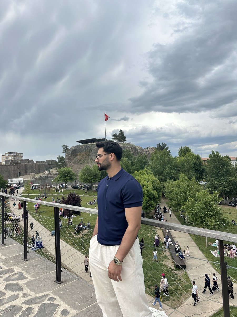 dogansvg's tweet photo. Nazar boncuğu şirk olduğu için 
bol bol nazar duası 
edeceğimiz kız ile https://t.co/eFYUnZ66ZH