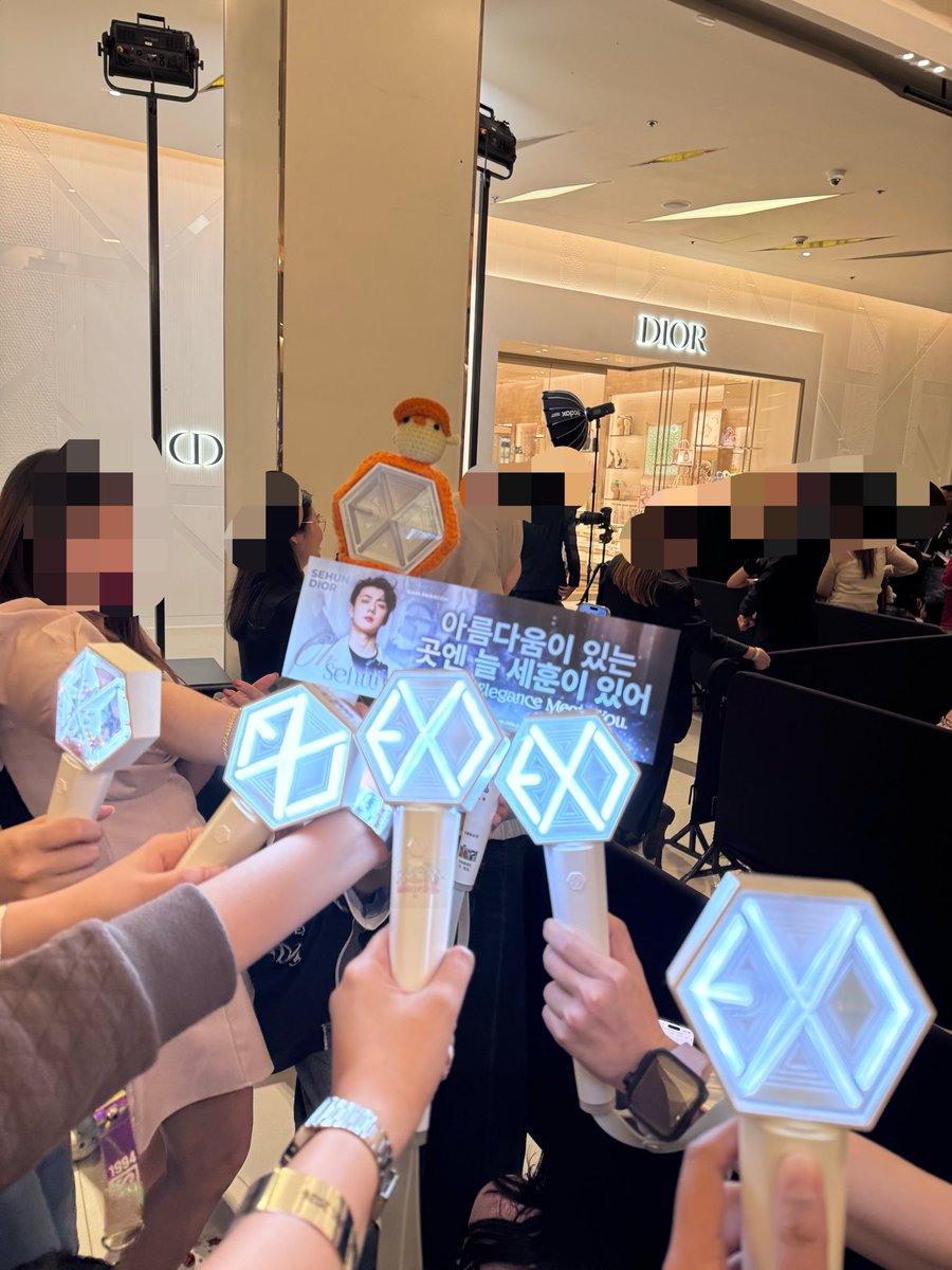 whoi_amp's tweet photo. หลุมรวมใจแอ๋ว แบนเนอร์ใบเดียวถ่ายทั้งโซน #SEHUNxDIOR https://t.co/52n5jMSoAz
