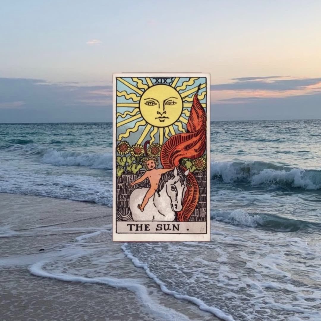 amandatarologa's tweet photo. o sol não aparece por acaso!

se essa energia chegou até você, é porque um ciclo de luz, alegria e boas notícias está começando, chegou a sua vez de brilhar. deixa o peso pra trás, agradece pelas bênçãos que já estão chegando e abre o coração pra essa nova fase. o sol já escolheu te iluminar.