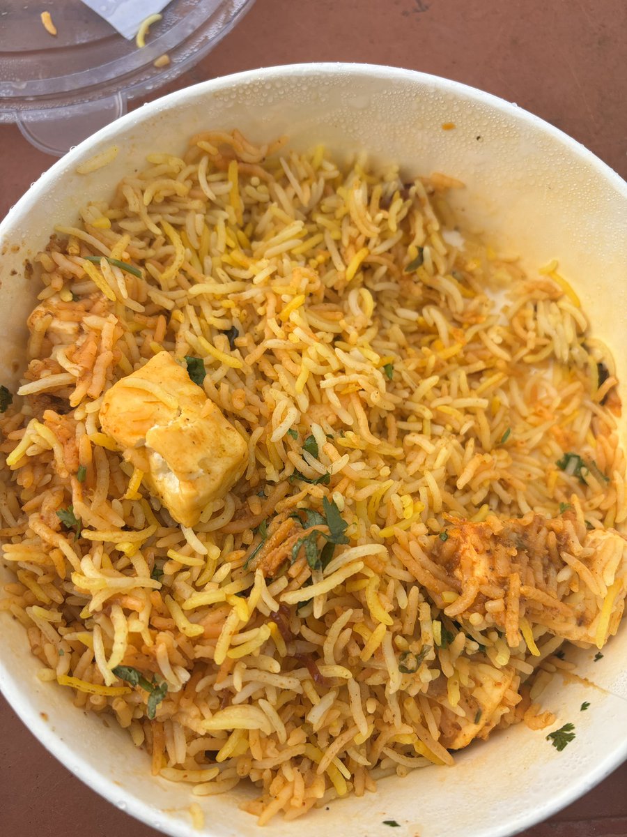 H__Agarwal's tweet photo. @bistrobyblinkit @blinkitcares I think you should stop making biryani, you are just ruining it every single time.Even after asking for refund, you guys forcefully just gave me  re-delivery option without giving option for refund. I need a call back from a supervisor. #Scamcompany https://t.co/OwUNfYTssY