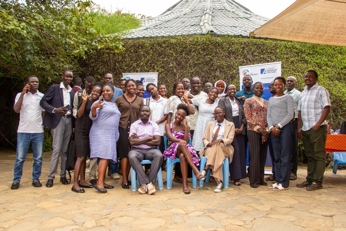 UkweliAfrica's tweet photo. Empowering young journalists in Gulu & Arua. Our latest presentation unpacks the brutal realities & challenges of reporting on conflict & migration in Uganda. Media houses must move beyond surface-level narratives to focus on safety & systemic truth. 
@KasUganda 
@WilliamsKato3 
@RSsekandi 

#NoSafetyNoStory #kweliAfrica