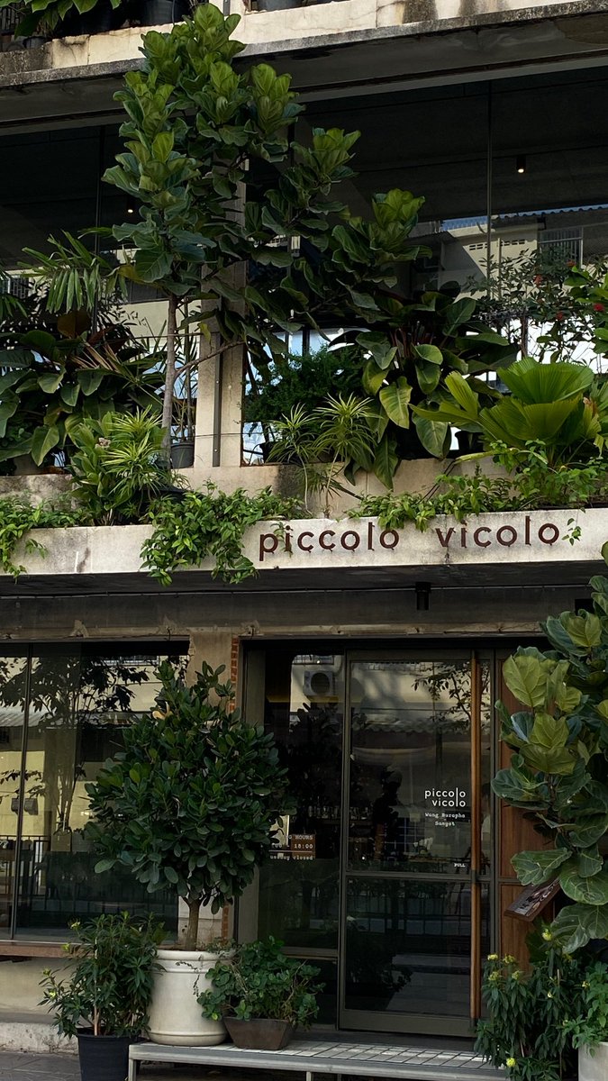 veryveryvv's tweet photo. MRT สามยอด ☕️ คาเฟ่ร้าน piccolo vicolo ไวป์ดี มีที่นั่งเยอะ ใกล้ๆ กันมีร้านก๋วยเตี๋ยวฟีล local ร้านหนังสือบูรพาสาส์น, ออน ล็อก หยุ่น เราว่าย่านนี้เที่ยวง่ายดี มุมถ่ายรูปเก๋เยอะ 📸 https://t.co/FZsnWhcQdY