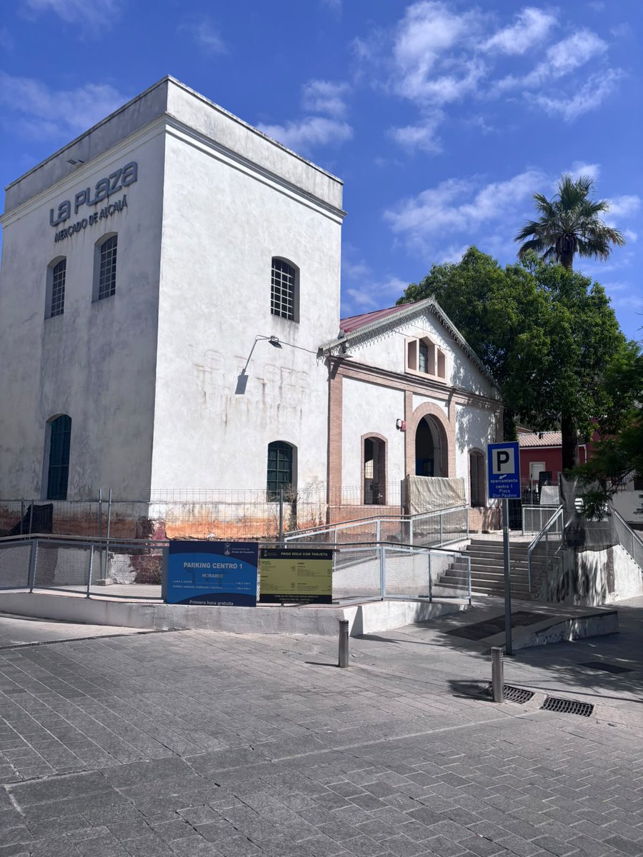 IZQALCALARENA's tweet photo. 📢 En 2022 el Ayuntamiento cedió la nueva Plaza de Abastos al OPAEF por 20 años prometiendo acercar servicios a la ciudadanía. Hoy sigue cerrada. Un edificio que costó casi 2 millones de € sin el uso para el que fue construido. https://t.co/d6cYzOC3uJ