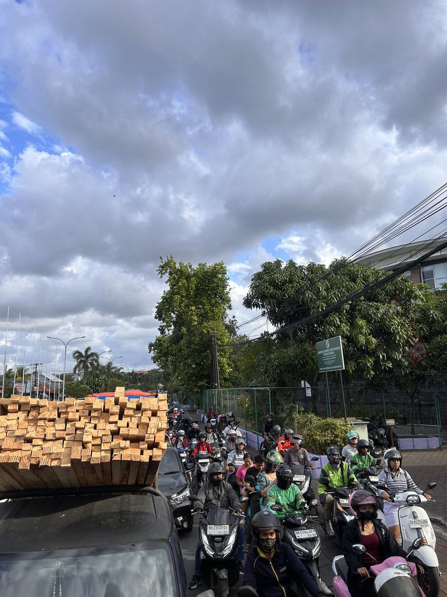 suindraw's tweet photo. Rabu perjalanan sebagai komuter pengguna transportasi umum di Aglomerasi Sarbagita. Diantara masih terbatasnya jangkauan dan fasilitas pendukung transum, tetap konsisten menggunakan dari pada hanya sekedar teori di atas kertas. Tanpa pernah menggunakan fasilitas yang ada @anamazingbali @BaleBengong @BisKota_