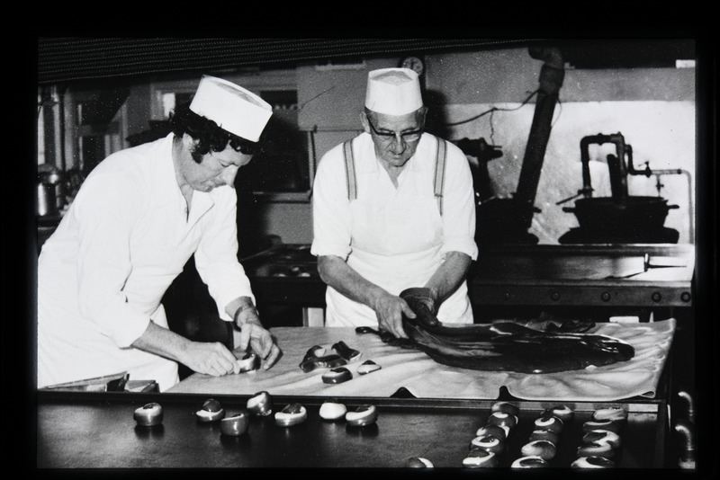 morrablibrary's tweet photo. A bittersweet image for this #PhotoFriday, with Richards senior and junior of Bread Street Sweet shop in Penzance making their very last batch of Toffee before closure. c. 1980. Photo Archive Identifier: M.1557
#exploreyourarchive #photoarchive #Penzance #Cornwall #sweetshop https://t.co/tN2BRJ1ciK