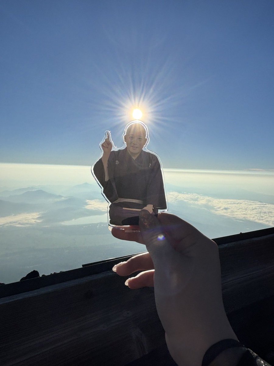 ichinosuke111's tweet photo. 姉ちゃんたちが「お前を富士山頂に連れてったからUPしろ」と言うのでな。 https://t.co/rjq7raDvFI