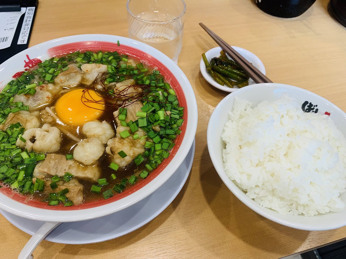 Uzimaru7's tweet photo. 今日は期間限定の試作品とのことでホルモンラーメンを頂きました🍜ご飯がえげつないくらい進むし、麺がいつもと違って中華麺なのはすごい良きやった...🤤あとたくさん入ってるニラも！ https://t.co/vKdw2jkHtK