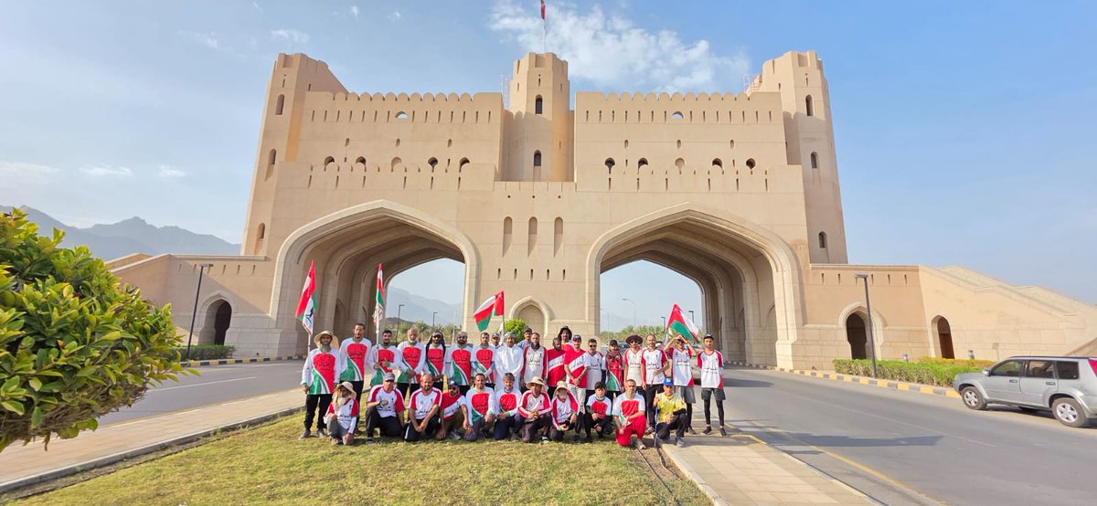 smail_team's tweet photo. استقبل رئيس واعضاء فريق سمائل للمشي والمغامرات المشاركين في مسار القوة والتحمل من فريق  البواسل للمغامرات الجبلية الذين قطعوا مسافة أكثر من ٨٠٠ كم طافوا من خلالها عددا من ولايات  محافظات السلطنة والانتهاء امام قصر العلم العامر بمسقط https://t.co/5SynUkjKKT