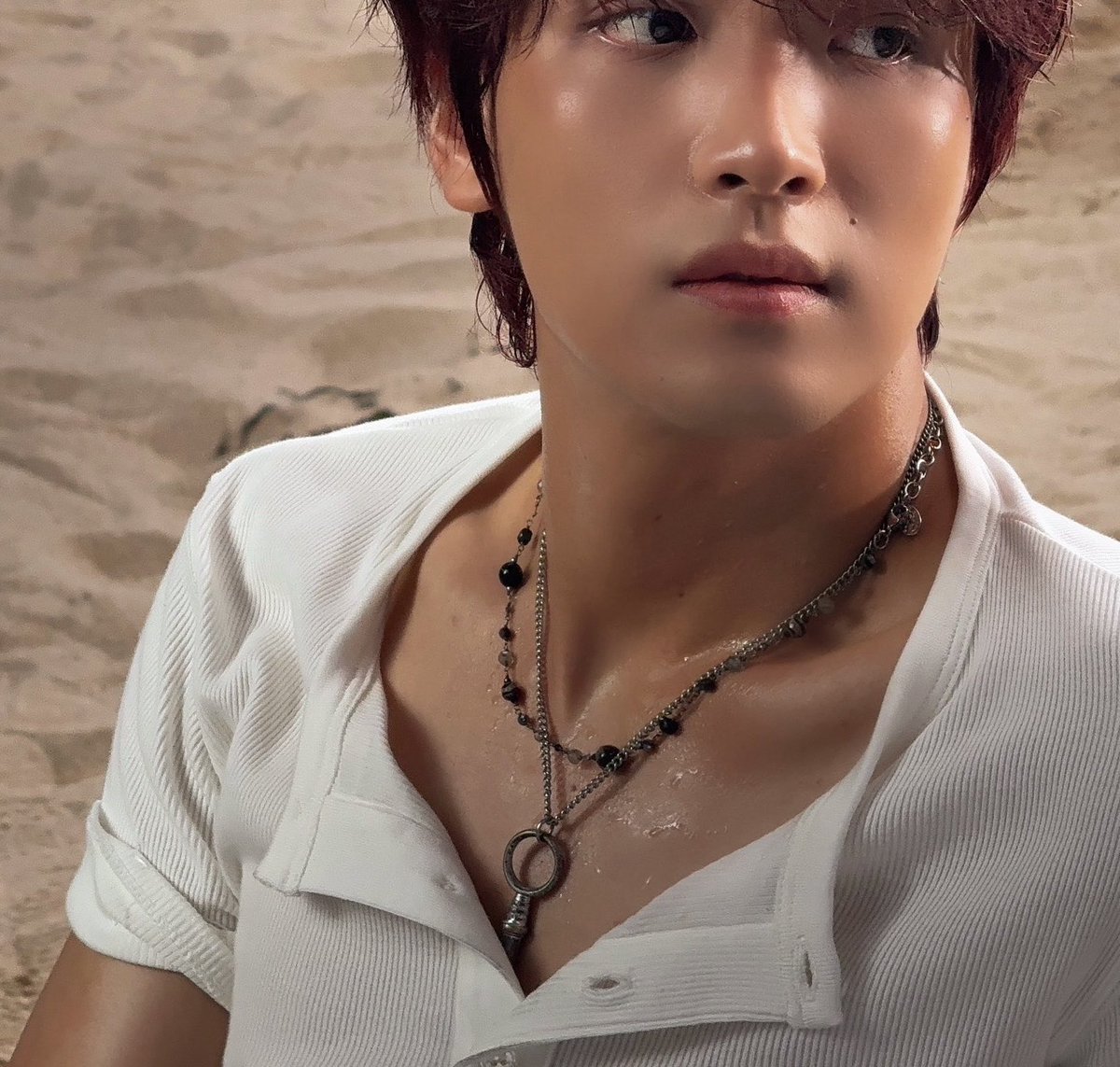 heismagu's tweet photo. @haetzzzi @Kopikenangan_ID @dipuyyyyz Demen banget kalo liat foto ini😳manis tapi sexy mungkin gambarannya spt itu, mulai dari outfit dan aksesoris yang dipake beneran nyatu sama "haechan".

Semoga collab ini bisa ngasih impact yang berkesan bagi semua pihak🩷 

#KopiKenangan
#KopiKenanganxNCTHAECHAN https://t.co/Wh3kLtRArv