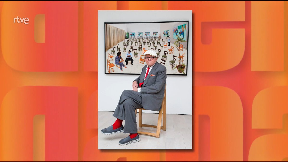 la2_tve's tweet photo. El pasado junio falleció a los 88 años el pintor británico David Hockney, en activo casi hasta el final de su vida. Fue un pilar básico del pop art en la década de 1960. Sus obras figurativas desafiaron las escuelas abstractas dominantes de mediados del siglo XX.

#SaberyGanar https://t.co/bAaN2YOf5S