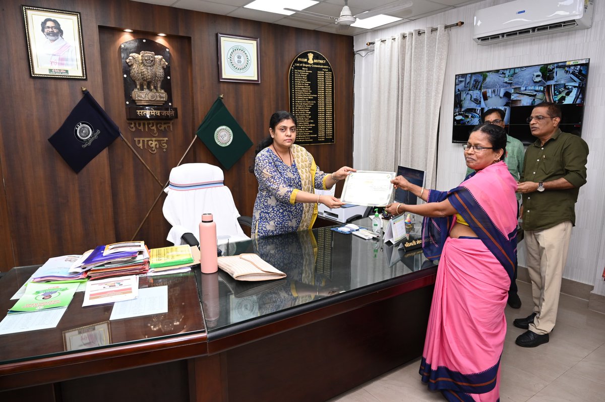 dcpakur's tweet photo. SIR अभियान में उत्कृष्ट कार्य करने वाले बीएलओ को प्रशस्ति-पत्र प्रदान कर सम्मानित किया। निर्धारित अवधि से पूर्व एन्यूमरेशन फॉर्म का 100% वितरण एवं डिजिटाइजेशन पूर्ण कर लोकतांत्रिक प्रक्रिया को सशक्त बनाने में महत्वपूर्ण योगदान देने वाले सभी बीएलओ को बधाई।
@ceojharkhand
@ECISVEEP https://t.co/rSpb3CM9yI