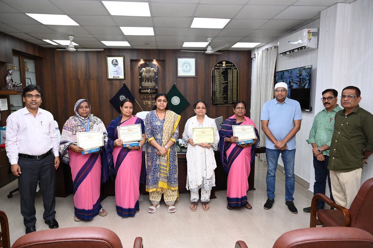 dcpakur's tweet photo. SIR अभियान में उत्कृष्ट कार्य करने वाले बीएलओ को प्रशस्ति-पत्र प्रदान कर सम्मानित किया। निर्धारित अवधि से पूर्व एन्यूमरेशन फॉर्म का 100% वितरण एवं डिजिटाइजेशन पूर्ण कर लोकतांत्रिक प्रक्रिया को सशक्त बनाने में महत्वपूर्ण योगदान देने वाले सभी बीएलओ को बधाई।
@ceojharkhand
@ECISVEEP https://t.co/rSpb3CM9yI