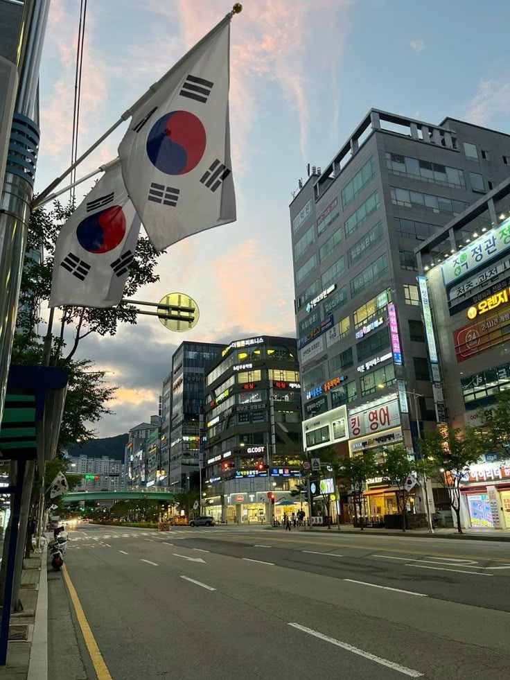 unegrakyatindo's tweet photo. Salah satu culture shock mengASIhi di Korea adalah betapa ga lazimnya ASI eksklusif disini. Pas lahiran udah ditanya sama obgynnya mau diresepin obat untuk stop ASI atau ga? Dan berdasarkan pengalaman pribadi keluarga & temen2 Korea, mereka banyak yang minum obat stop ASI ini, karena memang lumrah, mereka ga mau kena engorgement karena ASI mulai penuh, dan juga karena dari awal udah memutuskan sufor. Bahkan RS juga udah menyediakan sufor + botolnya untuk setiap jam makan si bayi selama di RS.

Setelah pulang dari RS, biasanya ibu & bayi lanjut ke post partum center (joriwon) selama 3 hari - 2 minggu. Disana diajarin dbf dan pumping (tapi katanya cuma sekali aja pas awal masuk), pompa ASI disediakan, tapi tetep mayoritas pilih formula. Aku sendiri ga ke joriwon, karena aku ada anak pertama yang nungguin di rumah, terus karena makanan harus halal, bakalan banyak pantang makan, jadinya aku merasa rugi aja kalau bayar mahal untuk joriwon ini. Dan joriwon ini itungannya mahal ya.

Aku penasaran dong, kenapa negara maju ini ga biasa untuk mengASIhi.
Berdasarkan Journal of Korean Medical Science (Hong et al, 2023): https://t.co/pwK7S38Uzy…. Ternyata persentasinya untuk ASI (tidak eksklusif) selama 6 bulan turun setengahnya dari 65.9% pada tahun 2010-2012, jadi 33.6% pada tahun 2019-2020. Dan untuk ASI eksklusif malah lebih parah, dari 42.8% ke 13.1%.

Alesannya kenapa?? Menurut studi ini, karena pemberian sufor terlalu dini, ibu yang kembali bekerja, terbatasnya konselor laktasi, kurang pengalaman menyusui (terutama untuk anak pertama), kesulitan karena kondisi bayi, karena ibu perokok dan konsumsi alkohol.

Bedasarkan pengalaman aku sendiri, aku cari RS terbaik di Korea yang juga support rooming in dengan bayi dan inisiasi menyusui dini. Karena ternyata (culture shock lagi), cuma kurang dari 10 RS di Korea yang memberikan fasilitas ini, sisanya terpisah sama bayi dan cuma bisa ketemu sebentar sesuai jadwal besuk bayi. Dengan adanya aturan ini aja, udah ga mungkin untuk ibu-bayi bisa direct breastfeeding per 2 jam setelah lahir.

Walaupun di RS top dan support ASI, disini ga ada konselor laktasinya. Konselor laktasi ada sih di Korea tapi jarang sekali, biasanya pricey juga. Untuk aku yang selalu ada masalah perlekatan, jadinya harus pumping juga, tanpa support system selain suami, dan ngurus newborn + anak 1, ini sulit banget ngatur waktunya, bukan cape lagi, kekuras jiwa raga. Alhamdulillahnya suami full urus bareng anak-anak dan rumah. Tapi ya tetep kejar-kejaran untuk naikin supply ASInya.

Untuk alat pompa asi, di Korea walaupun negara company-nya Spectra, entah kenapa sparepartnya lebih mudah di Indonesia. Disini sewa itu juga ga biasa, ada tapi yang nyewain Spectra officialnya langsung dan mahal, itung-itung mending beli langsung. Ada juga sewa dari puskesmas, tapi itu tergantung areanya, ga semua ada, di areaku sayangnya ga ada. Jual beli pompa asi preloved di marketplace juga ga boleh karena termasuk barang medis.

Jadi beruntunglah mama2 yang di Indonesia dengan segala kemudahan dan suportifnya dalam mengASIhi, semoga aku kuat dan tetep semangat menjadi ibu minoritas yang memberikan ASI eksklusif 2 tahun disini. Doain ya 🙏

cc : irinaaulia