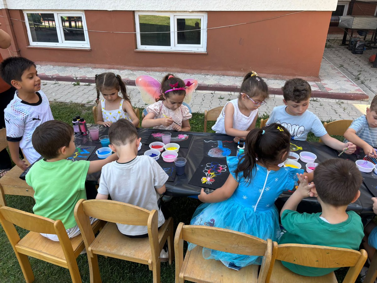 bahcesehir_van's tweet photo. 🌈 Yaz okulumuzda eğlenerek öğrenmeye devam ediyoruz
🧂 Tuz Boyama etkinliğinde birbirinden rengarenk çalışmalar ortaya çıktı. 🎨Müzikle Dans Et, Poz Ver" oyunumuzda ise hem doyasıya eğlendik ve müziğin ritmine eşlik ederek enerjik anlar yaşadık. 🎶🕺📸

@bahcesehir_k12 https://t.co/HdKc1kKUhr