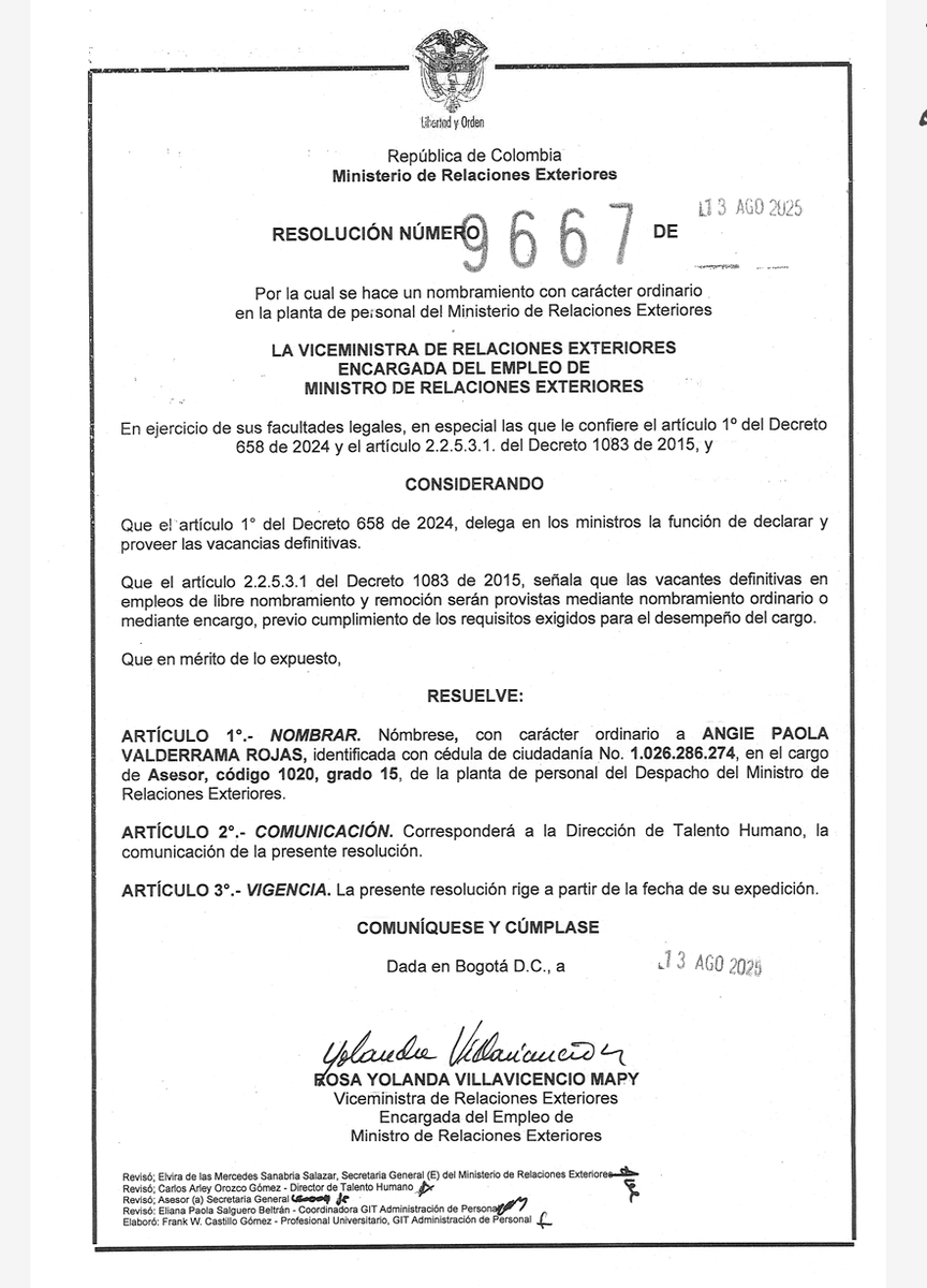 Melquisedec70's tweet photo. Atentos. Ampliación. La psicóloga Angie Paola Valderrama Rojas fue nombrada en el más alto cargo, de asesora código 1020 grado 15 desde agosto de 2025.
Las fuentes de la @CancilleriaCol me informan que se acaban de enterar de ese nombramiento.
Afirman que todos la conocen como la persona que la arregla el cabello y demás detalles de maquillaje a la canciller Rosa Villavicencio; que ha viajado varias veces con ella al exterior.
Ese grado 15 tiene una asignación básica mensual de más de  $14 millones.