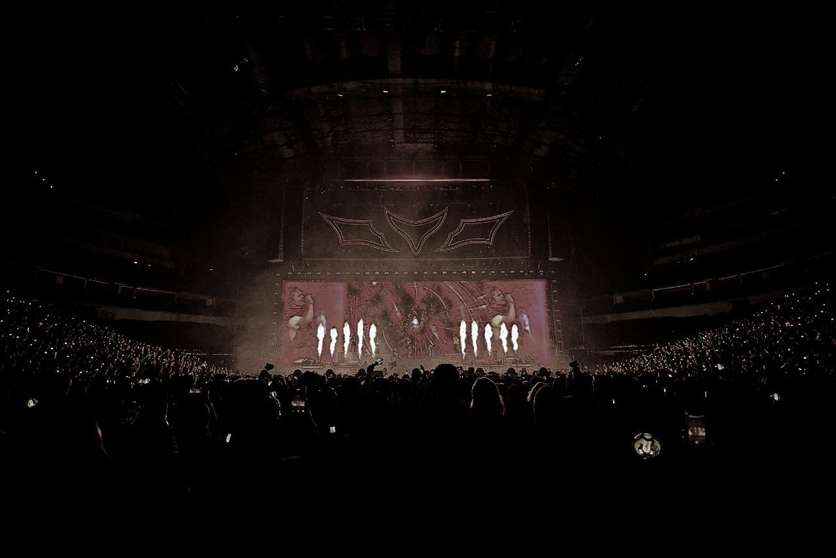 Nishimxura's tweet photo. ᅠ
Didn't think  tonight  could  get  any crazier,
then every song  somehow got even louder.
Dallas  really   woke  up  and   chose  chaos. 
————————————Love that for us.
ᅠ https://t.co/Icopp7WjAx