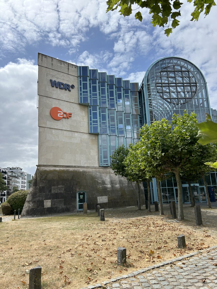 contrastado's tweet photo. Después de merendar en una pastelería de Dusseldorf, ahora toca entrar en la Televisión pública Alemana.
Combinar vacaciones y trabajo maridan bien😂😂😂 https://t.co/Jp5S7uZg4U