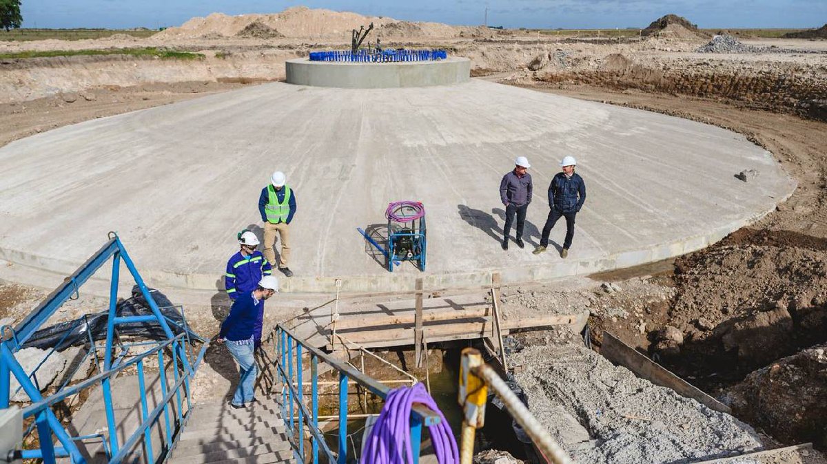 CristianGeo7's tweet photo. Los grandes componentes eólicos que ya comenzaron a ingresar por el Puerto de Bahía Blanca tienen como destino un nuevo proyecto de generación renovable que avanza en el centro de la provincia. Se trata del Parque Eólico Olavarría, desarrollado por PCR y ArcelorMittal Acindar, que tendrá una potencia instalada de 180 MW. El complejo estará integrado por 29 aerogeneradores Vestas de última generación.
https://t.co/bTxAj39g6n