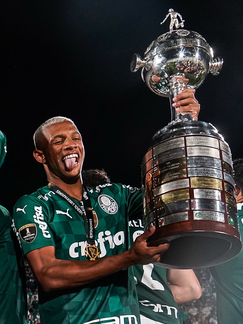 felipefutboteco's tweet photo. 🚨 APURAÇÃO

O cenário da negociação por Danilo é o seguinte:

➡️ O Botafogo mantém a posição: ou o Palmeiras chega aos €30 milhões pedidos, ou o volante será relacionado para enfrentar o Vitória na quinta-feira.

➡️ Ouvi de pessoas influentes no Botafogo que existe a percepção de que o Palmeiras não tem os €30 milhões disponíveis. Uma composição com €26 milhões parcelados + metas será recusada.

➡️ O clube carioca admite discutir parcelamento, desde que haja uma entrada robusta, em um modelo próximo de 2 parcelas de €15 milhões, por exemplo.

➡️ Pessoas próximas a Danilo garantem que o jogador e seu estafe seguem tranquilos e não pretendem forçar a saída.

⏳ O Palmeiras tem poucas horas para destravar a operação. A lista de relacionados do Botafogo para o jogo contra o Vitória será divulgada amanhã à noite, se Danilo estiver nela acabou a negociação.

Mais detalhes no meu canal!
