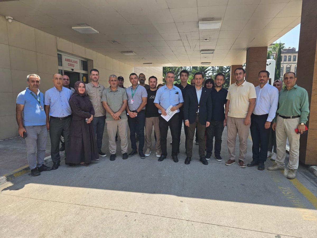 mersin_ism's tweet photo. İl Sağlık Müdürümüz Uzm. Dr. Mustafa Ekici, Toros Devlet Hastanesi Acil Servisinde hizmet kalitesi ve niteliğini artırmak için gerçekleştirilecek genişletme, bakım ve onarım çalışmaları kapsamında alanda incelemelerde bulundu.

Vatandaşlarımıza sunulan acil sağlık hizmetlerinin kalitesini artırmak, fiziki kapasiteyi geliştirmek ve modern bir acil sağlık hizmeti sunmak amacıyla başlatılan proje kapsamındaki çalışmaları yerinde değerlendiren İl Sağlık Müdürümüz, yürütülecek süreçler hakkında hastane idaresinden ve yüklenici firmadan bilgi aldı.

Çalışmalar süresince acil servis hizmet vermeye kesintisiz devam edecek olup yenileme sürecinin planlanan süre dâhilinde tamamlanarak vatandaşlarımızın kullanımına sunulmasının hedeflendiği belirtildi.
@TorosMersin