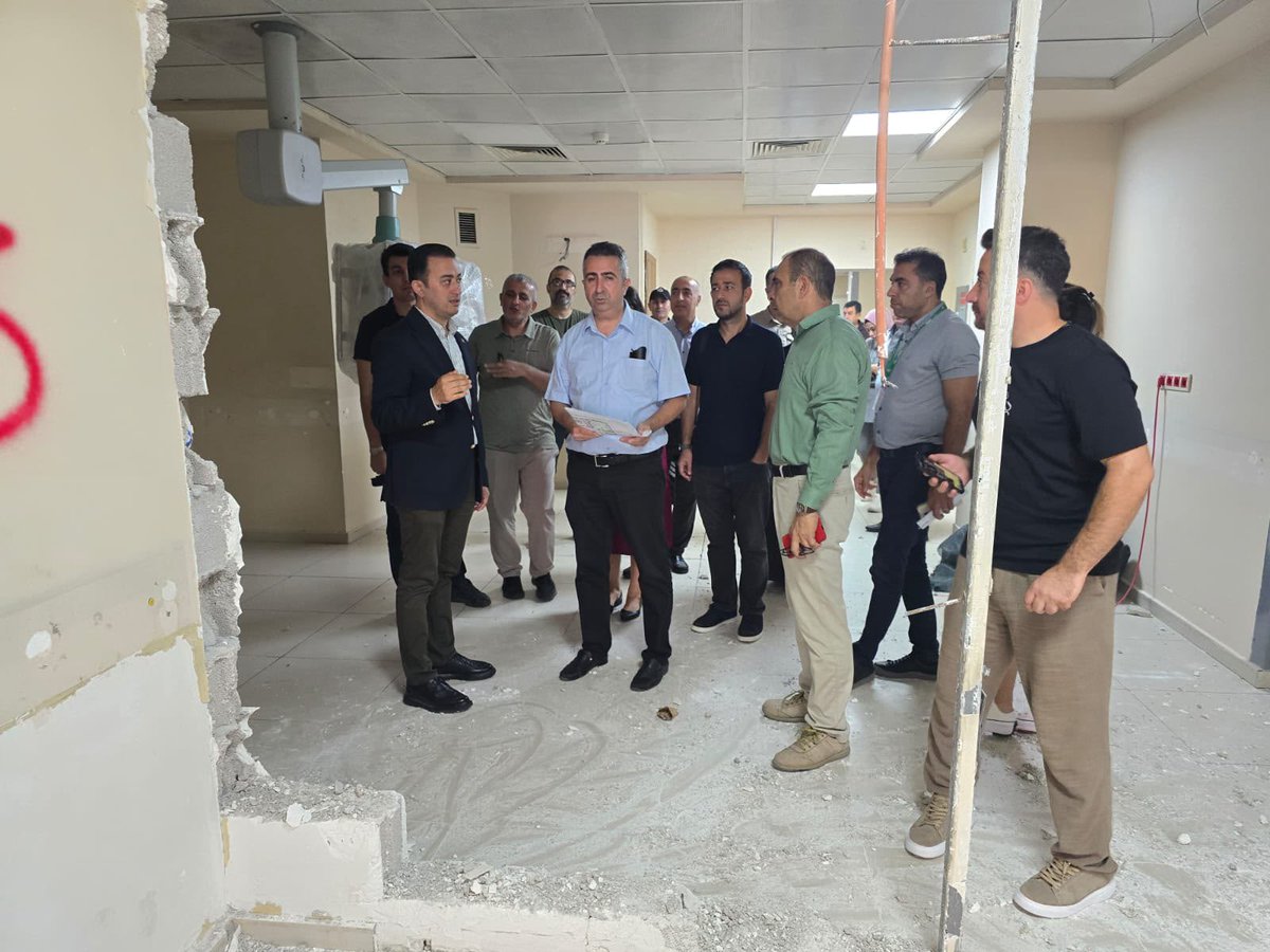 mersin_ism's tweet photo. İl Sağlık Müdürümüz Uzm. Dr. Mustafa Ekici, Toros Devlet Hastanesi Acil Servisinde hizmet kalitesi ve niteliğini artırmak için gerçekleştirilecek genişletme, bakım ve onarım çalışmaları kapsamında alanda incelemelerde bulundu.

Vatandaşlarımıza sunulan acil sağlık hizmetlerinin kalitesini artırmak, fiziki kapasiteyi geliştirmek ve modern bir acil sağlık hizmeti sunmak amacıyla başlatılan proje kapsamındaki çalışmaları yerinde değerlendiren İl Sağlık Müdürümüz, yürütülecek süreçler hakkında hastane idaresinden ve yüklenici firmadan bilgi aldı.

Çalışmalar süresince acil servis hizmet vermeye kesintisiz devam edecek olup yenileme sürecinin planlanan süre dâhilinde tamamlanarak vatandaşlarımızın kullanımına sunulmasının hedeflendiği belirtildi.
@TorosMersin