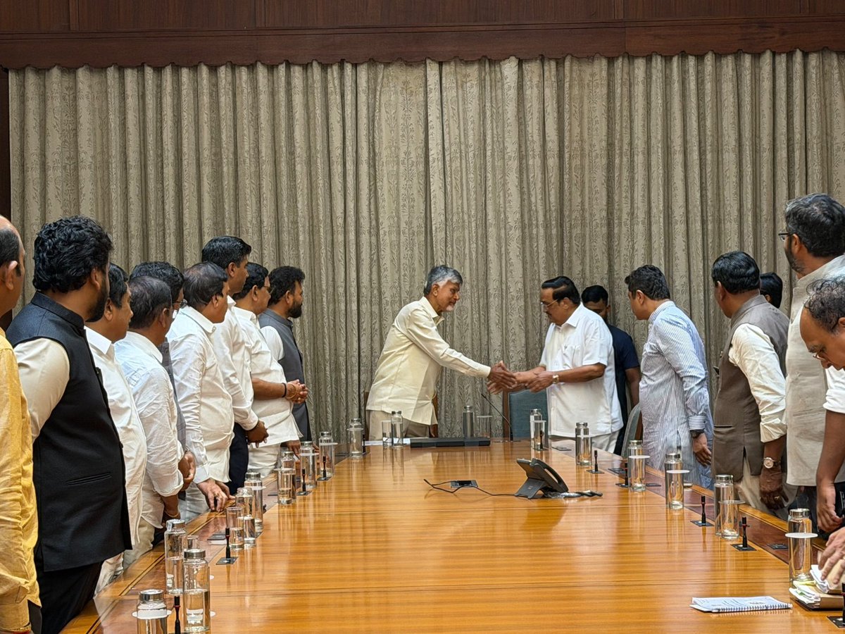 AndhraPradeshCM's tweet photo. గౌరవ ముఖ్యమంత్రి శ్రీ నారా చంద్రబాబునాయుడు ఢిల్లీలో నేడు కేంద్ర జలశక్తి మంత్రి శ్రీ సీ ఆర్ పాటిల్ తో భేటీ అయ్యారు. నదీ జలాలు, నీటిపారుదల ప్రాజెక్టుల సంబంధిత అంశాలపై ఇరువురు చర్చించారు.
@ncbn @CRPaatil https://t.co/iLaoEWEZMj