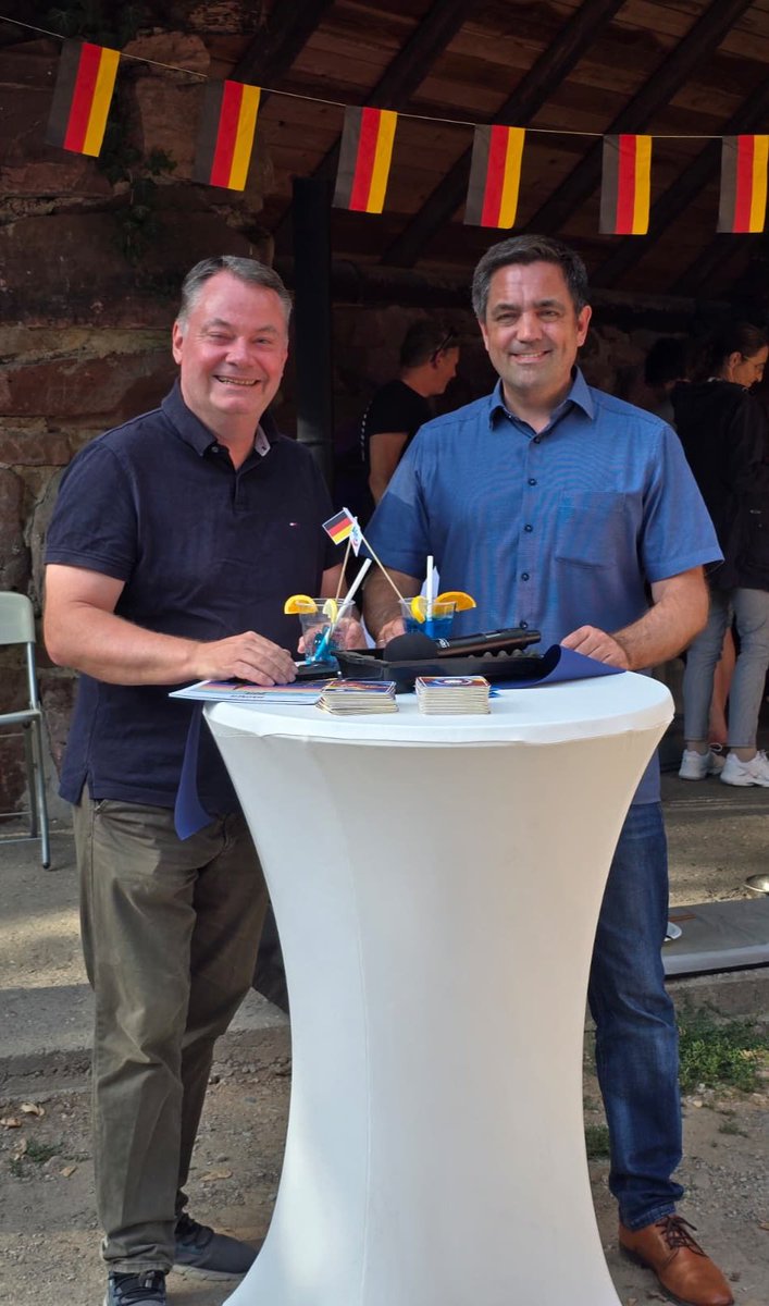 MalteKaufmann's tweet photo. Dieser Tage fand in #Heidelberg ein wunderbares Sommerfest statt. Es kamen mehr Gäste als je zuvor und genossen leckere Speisen vom Grill, Mundardgedichte, Spiel und Spaß für die zahlreichen Familien mit Kindern und tolle Gemeinschaft unter Gleichgesinnten. Viele fleißige Helfer haben dieses Fest zu einer unvergesslichen Sommernacht gemacht!
Danke an Martin Rothweiler MdL, der uns Einblicke in die Arbeit der #AfD-Landtagsfraktion ermöglichte, die Abgeordneten Christian Schäfer und Rüdiger Ernst, sowie unsere Gemeinderäte Timethy Bartesch, Sven Geschinski und Albert Maul, die natürlich mit von der Partie waren!