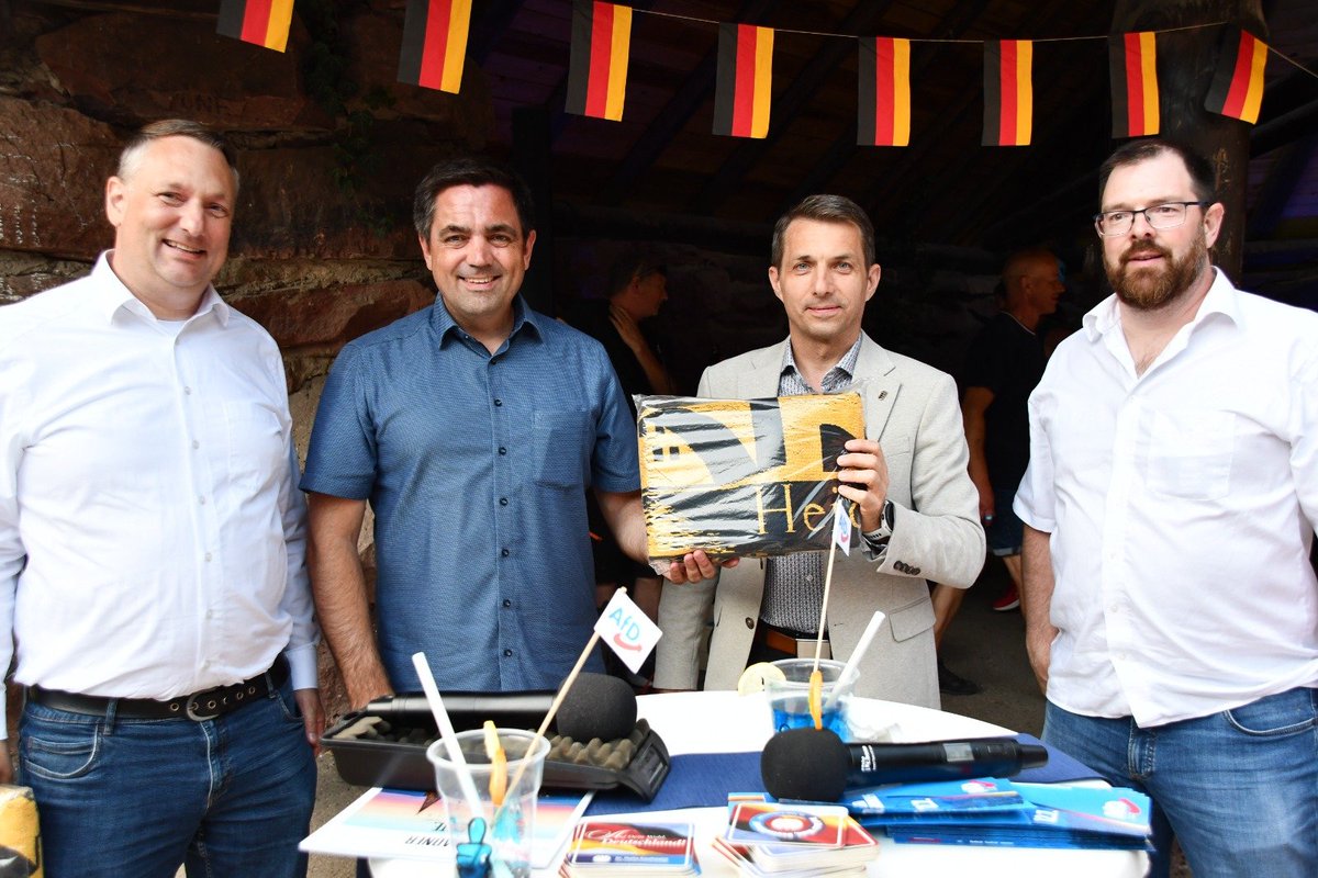 MalteKaufmann's tweet photo. Dieser Tage fand in #Heidelberg ein wunderbares Sommerfest statt. Es kamen mehr Gäste als je zuvor und genossen leckere Speisen vom Grill, Mundardgedichte, Spiel und Spaß für die zahlreichen Familien mit Kindern und tolle Gemeinschaft unter Gleichgesinnten. Viele fleißige Helfer haben dieses Fest zu einer unvergesslichen Sommernacht gemacht!
Danke an Martin Rothweiler MdL, der uns Einblicke in die Arbeit der #AfD-Landtagsfraktion ermöglichte, die Abgeordneten Christian Schäfer und Rüdiger Ernst, sowie unsere Gemeinderäte Timethy Bartesch, Sven Geschinski und Albert Maul, die natürlich mit von der Partie waren!