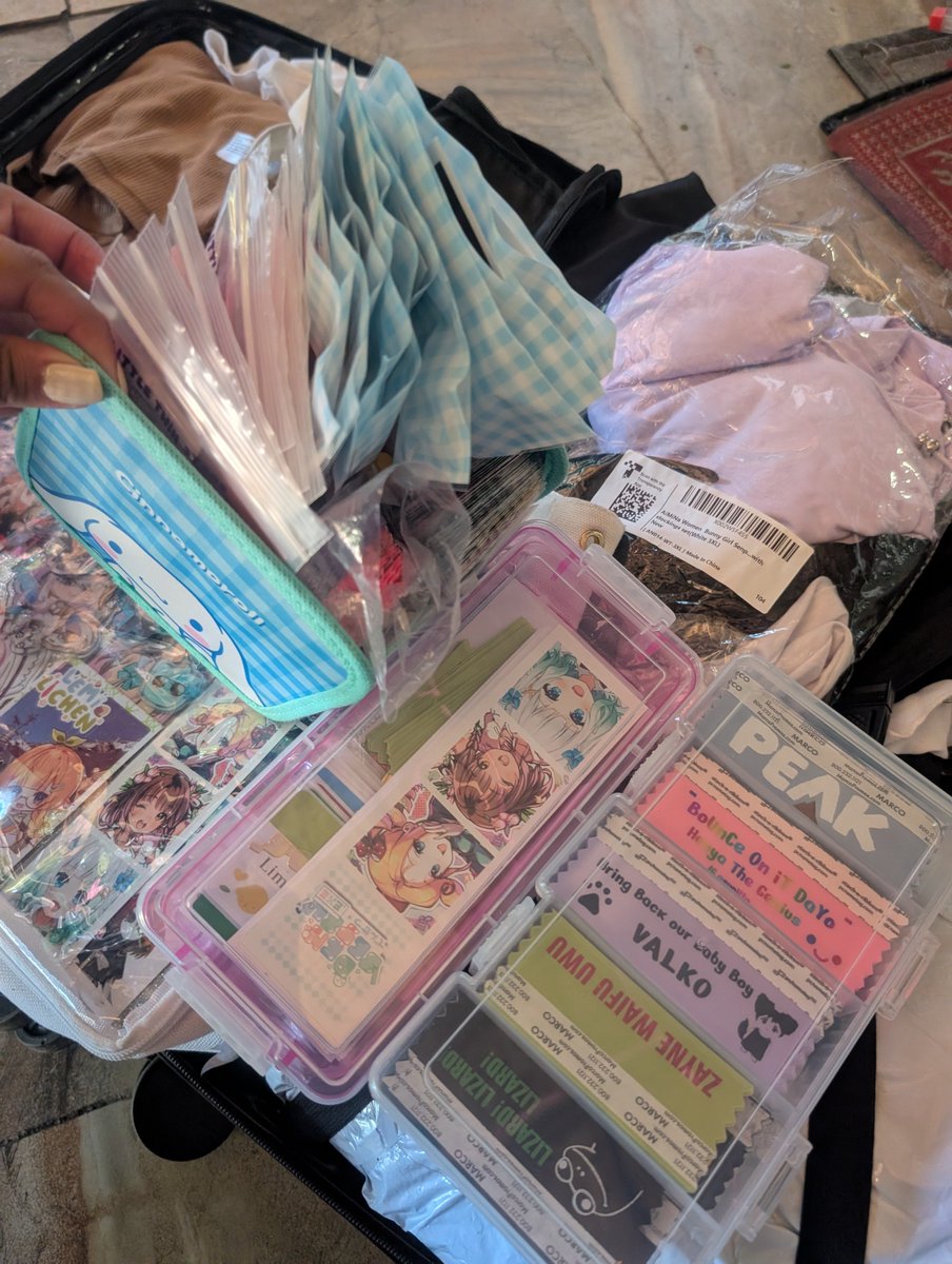 Asmina39's tweet photo. I'll be picking up my badge tomorrow later in the day. But I will be giving out freebies. I am aiming to attend the breakfast on Friday as well to trade ribbons and give out some things. https://t.co/sYCMETKhQP