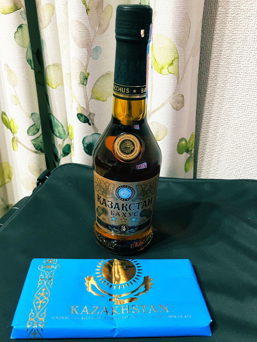 tiga_0718's tweet photo. カザフスタンの人からもらったお酒とチョコレート。今月は不思議な月だ。 https://t.co/4Gq6ivRqxZ