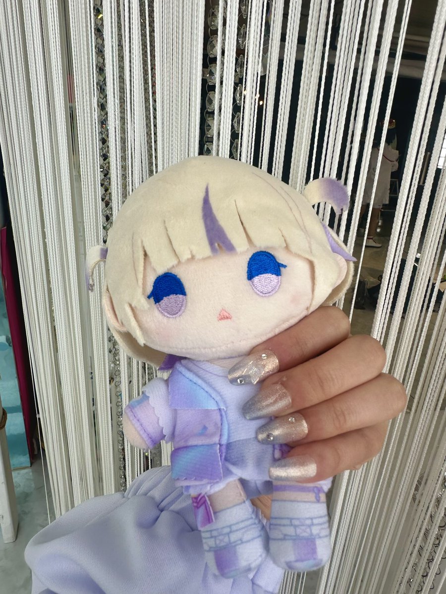 Lucian_0910's tweet photo. 月曜日の併せ本当に楽しかったー🥰🥰

みんな、綺麗、可愛いすぎて
常に眼福…🥹💗

今回は初付け爪ネイルしてみたんだけどどうかな？✨️

@RUI20220521  ちゃんが
皆にうちわキーホルダー作ってくれてたのめっちゃ嬉しかった😭
ありがとうね🥹

#WeareReGLOSS0720 https://t.co/BmLwQbpyJN