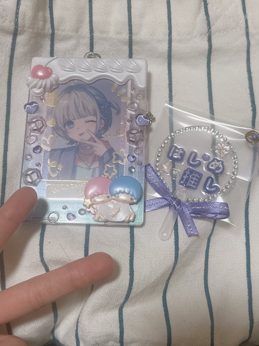 Lucian_0910's tweet photo. 月曜日の併せ本当に楽しかったー🥰🥰

みんな、綺麗、可愛いすぎて
常に眼福…🥹💗

今回は初付け爪ネイルしてみたんだけどどうかな？✨️

@RUI20220521  ちゃんが
皆にうちわキーホルダー作ってくれてたのめっちゃ嬉しかった😭
ありがとうね🥹

#WeareReGLOSS0720 https://t.co/BmLwQbpyJN
