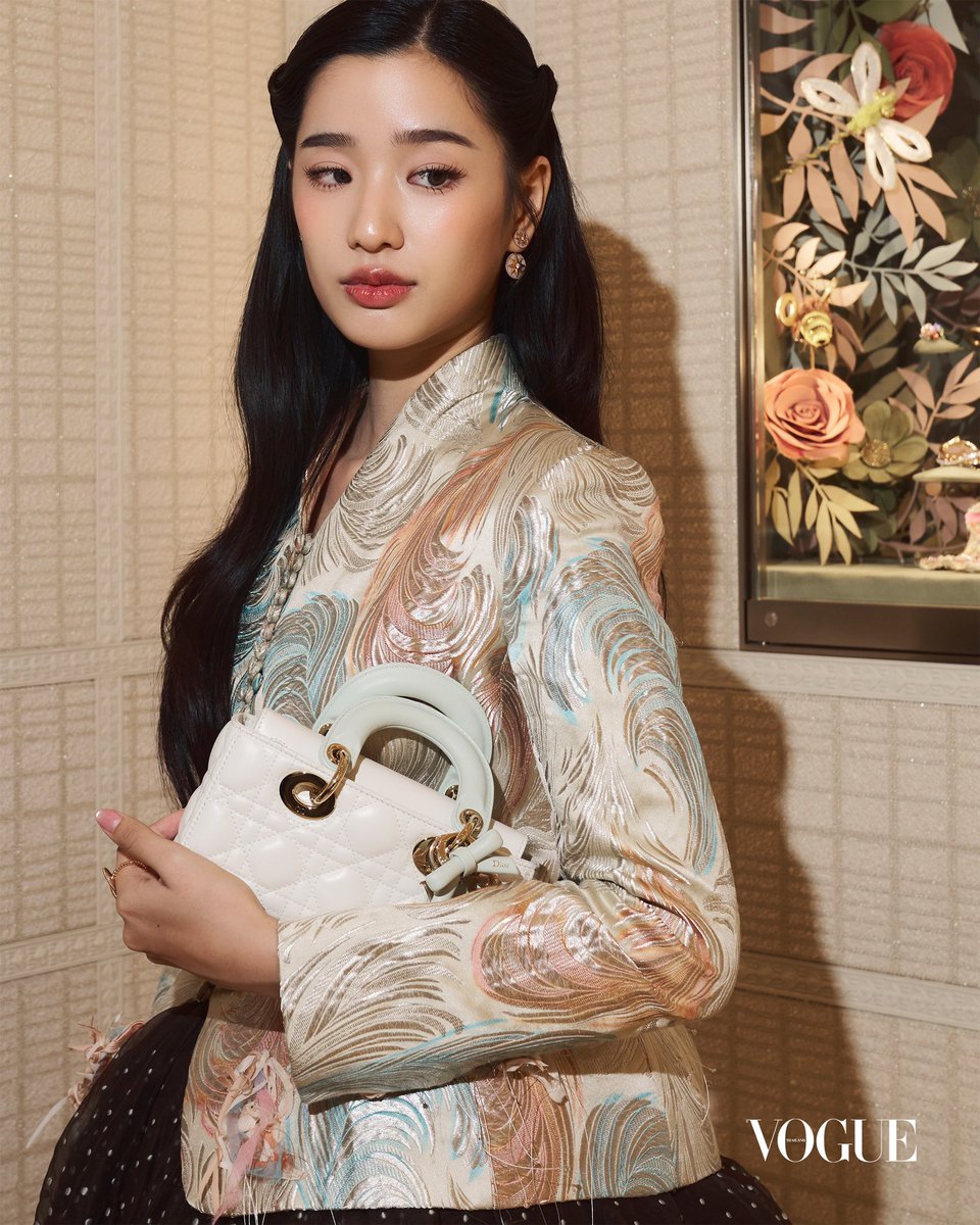 VogueThailand's tweet photo. #VogueReports เปิดอัลบั้มโมเมนต์ของเฮาส์แอมบาสเดอร์ของ Dior @Dior อย่าง ‘ตู-ต้นตะวัน’ @tontawan_t และ ‘คิมเบอร์ลี่ แอน โวลเทมัส’ กับการเฉลิมฉลองเปิดบูติก 3 ชั้นแห่งใหม่ ณ สยามพารากอน กับรูปแบบการหยิบยกแรงบันดาลใจจากเมซงต้นแบบ พร้อมด้วยรายละเอียดการจัดแสดงมุมต่างๆ ที่ครบถ้วนด้วยไอเท็มใหม่ทุกรูปแบบ โดยทั้งคู่ถ่ายทอดเรื่องราวจากเสื้อผ้าบนรันเวย์ผลงานการออกแบบของ Jonathan Anderson สะท้อนถึงการเริ่มต้นและนิยามแฟชั่นอันสดใหม่ประจำเมซงแห่งนี้ #Dior #ตูต้นตะวัน #คิมเบอร์ลี่   สามารถติดตามอัลบั้มฉบับเต็มได้เร็วๆ นี้ที่ https://t.co/7d0HOHxwDn

ภาพ: Nattanam W.