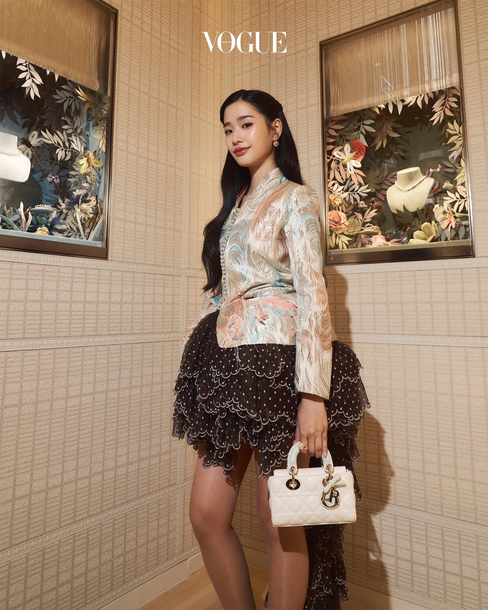 VogueThailand's tweet photo. #VogueReports เปิดอัลบั้มโมเมนต์ของเฮาส์แอมบาสเดอร์ของ Dior @Dior อย่าง ‘ตู-ต้นตะวัน’ @tontawan_t และ ‘คิมเบอร์ลี่ แอน โวลเทมัส’ กับการเฉลิมฉลองเปิดบูติก 3 ชั้นแห่งใหม่ ณ สยามพารากอน กับรูปแบบการหยิบยกแรงบันดาลใจจากเมซงต้นแบบ พร้อมด้วยรายละเอียดการจัดแสดงมุมต่างๆ ที่ครบถ้วนด้วยไอเท็มใหม่ทุกรูปแบบ โดยทั้งคู่ถ่ายทอดเรื่องราวจากเสื้อผ้าบนรันเวย์ผลงานการออกแบบของ Jonathan Anderson สะท้อนถึงการเริ่มต้นและนิยามแฟชั่นอันสดใหม่ประจำเมซงแห่งนี้ #Dior #ตูต้นตะวัน #คิมเบอร์ลี่   สามารถติดตามอัลบั้มฉบับเต็มได้เร็วๆ นี้ที่ https://t.co/7d0HOHxwDn

ภาพ: Nattanam W.
